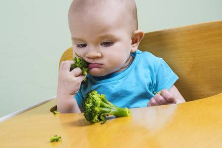 малыш ест брокколи